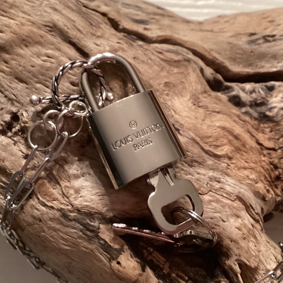 LOUIS VUITTON Silver Lock w/2 Keys with Paperclip Toggle Chain Necklace - Picture 2 of 5